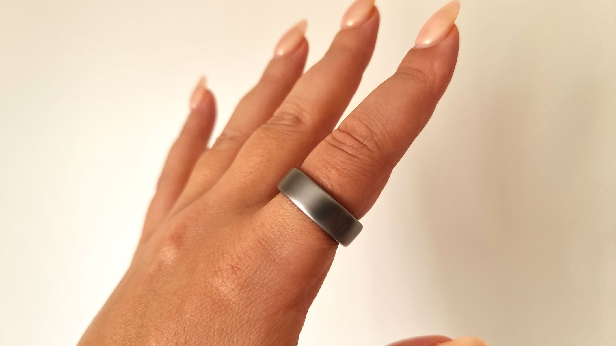 A close-up picture of our reviewer's hand and the Amazfit Helio smart ring