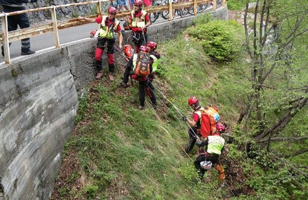 Rescue workers head towards Pedro Horrillo (Rabobank).