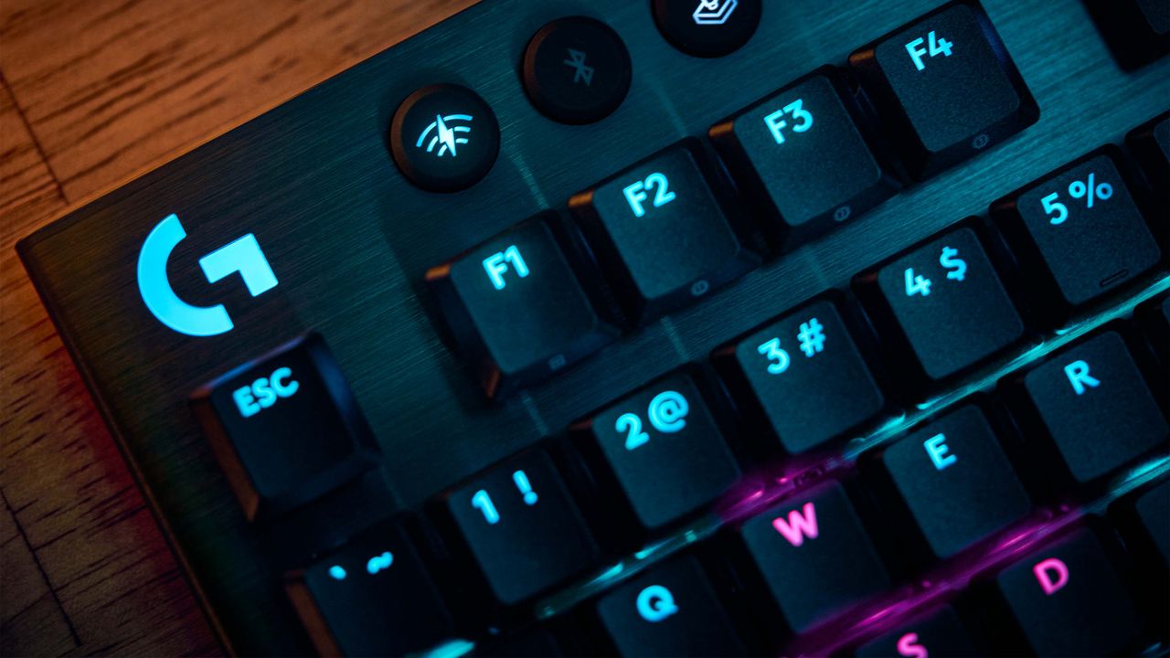 Image of the Logitech G915 X LIGHTSPEED gaming keyboard.