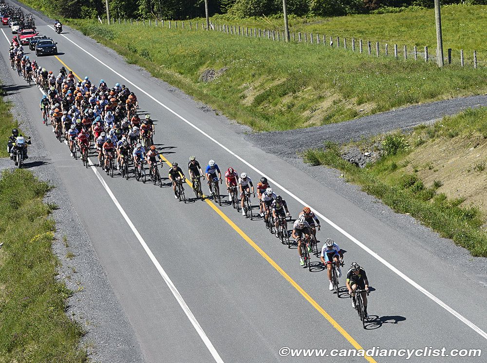 Peloton fighting the wind
