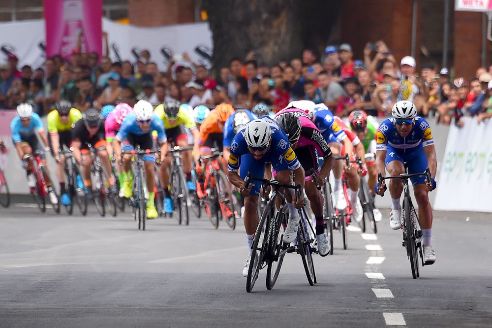 Fernando Gaviria bears down on the line during stage 1 of Colombia Oro y Paz