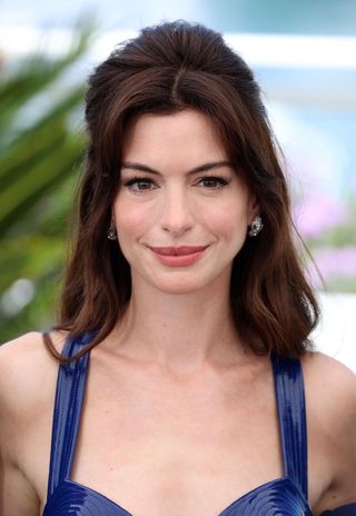 Anne Hathaway attends the photocall for "Armageddon Time" during the 75th annual Cannes film festival at Palais des Festivals on May 20, 2022 in Cannes, France