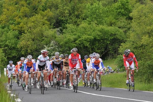 The peloton climb together