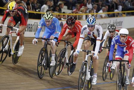 The men's omnium scratch race action
