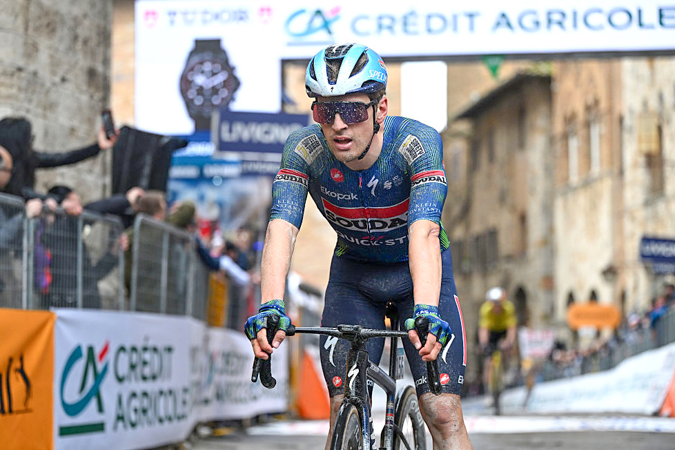 SAN GIMIGNANO, ITÁLIA - 10 DE MARÇO: Ilan Van Wilder da Bélgica e Team Soudal Quick-Step cruzam a linha de chegada durante o 61º Tirreno-Adriatico 2026, Etapa 2, uma etapa de 206 km de Camaiore a San Gimignano 332m / #UCIWT / em 10 de março de 2026 em San Gimignano, Itália. (Foto de Tim de Waele/Getty Images)