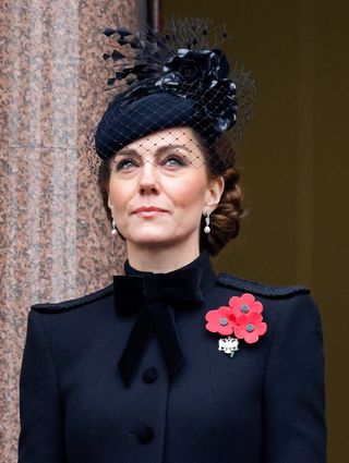 Kate Middleton incorporated a bow into the outfit he wore for Remembrance Day.