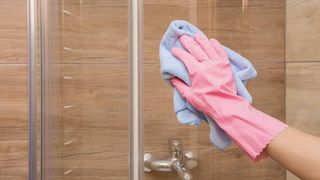 How to remove limescale from your shower glass 