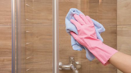 Clean shower glass 