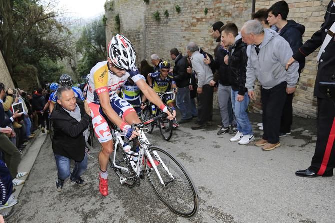 Greg Henderson (Lotto-Belisol) got stuck in the big ring and needed a push to get started again