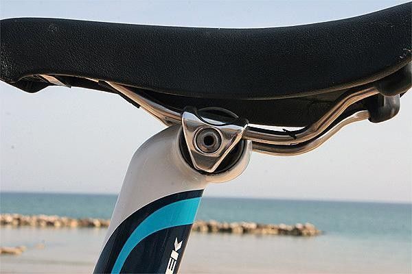 The integrated seat mast has a simple clamp to hold everything in place. A bit of yaw and lateral adjustment also allows for out-of-spec saddle rails.