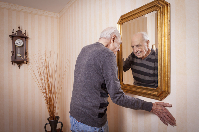 В зеркале старее видеть. Отражение человека в зеркале. Старик в зеркале. Человек смотрится в зеркало. Отражение пожилого человека в зеркале.