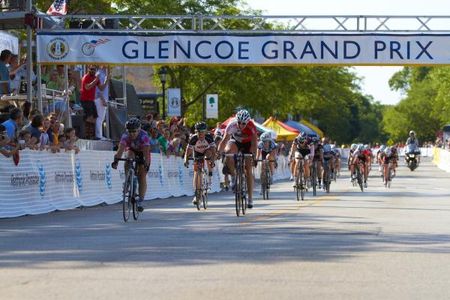 Laura Van Gilder (L) makes her move to get the win ahead of Allar