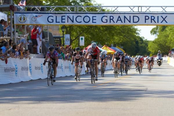 Laura Van Gilder (L) makes her move to get the win ahead of Allar