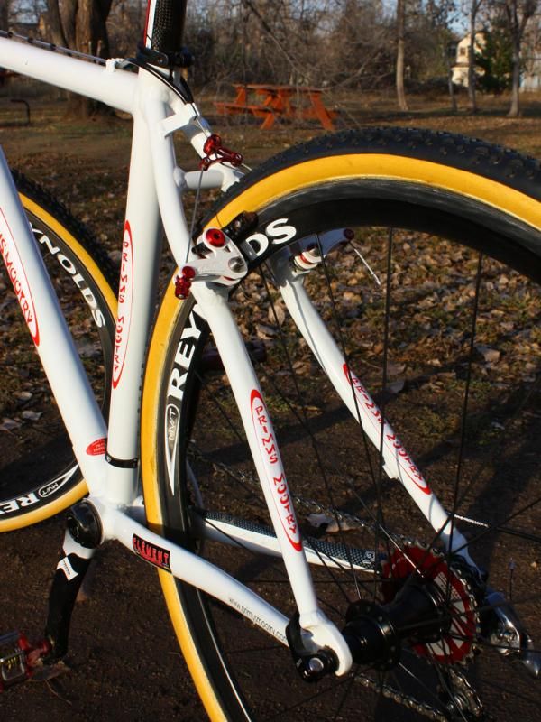 The clean and purposeful frame design uses carbon fiber only for the top tube and down tube.