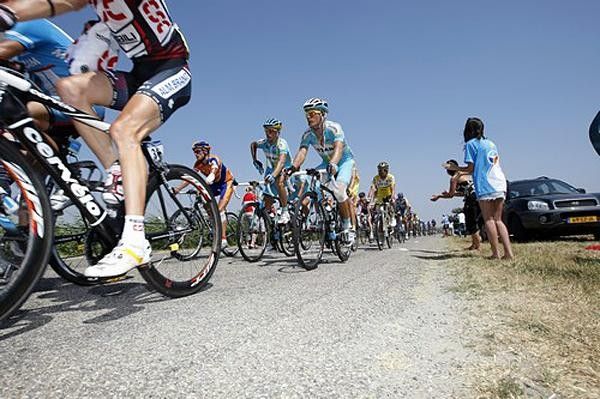Alexander Vinokourov (Astana) in the feed zone.