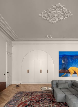 A living room with crown molding