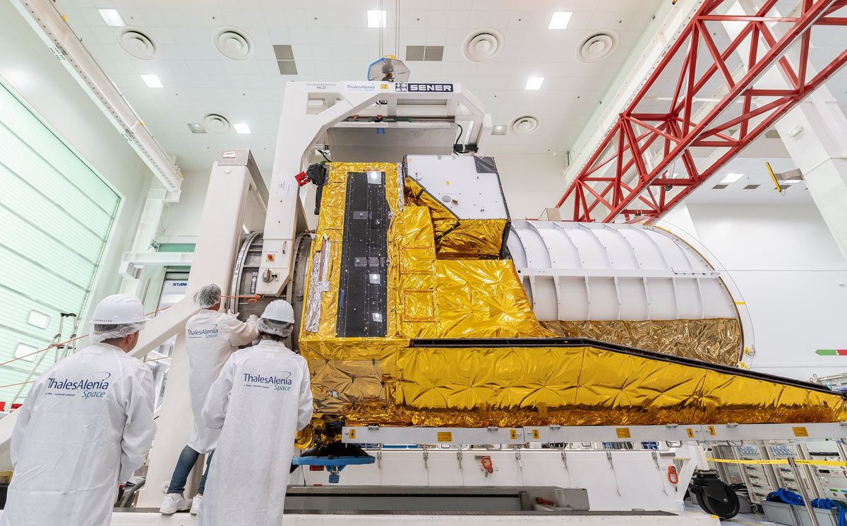 La nave espacial Euclid, que caza materia oscura, se está preparando para un viaje a su sitio de lanzamiento en Florida.