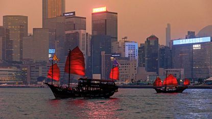 Junks in hong Kong harbour © Jayskyland Images / Alamy Stock