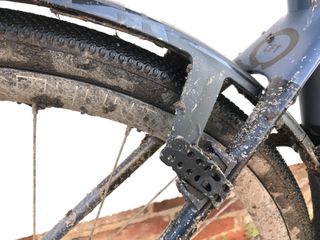 Image shows SKS Speedrocker fenders / mudguards mounted on a gravel bike