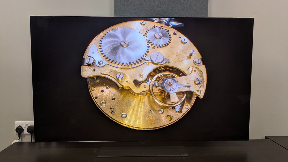 LG G5 showing gold pocket watch with peak brightness set to High