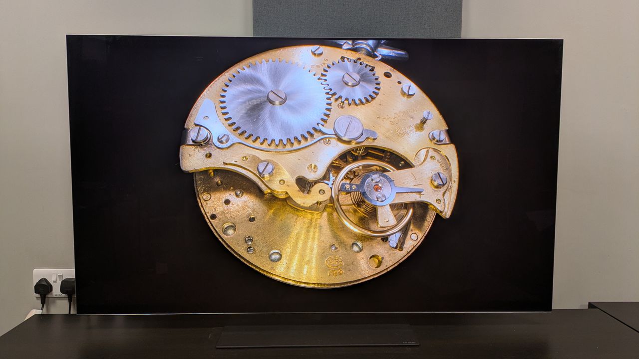 LG G5 showing gold pocket watch with peak brightness set to High