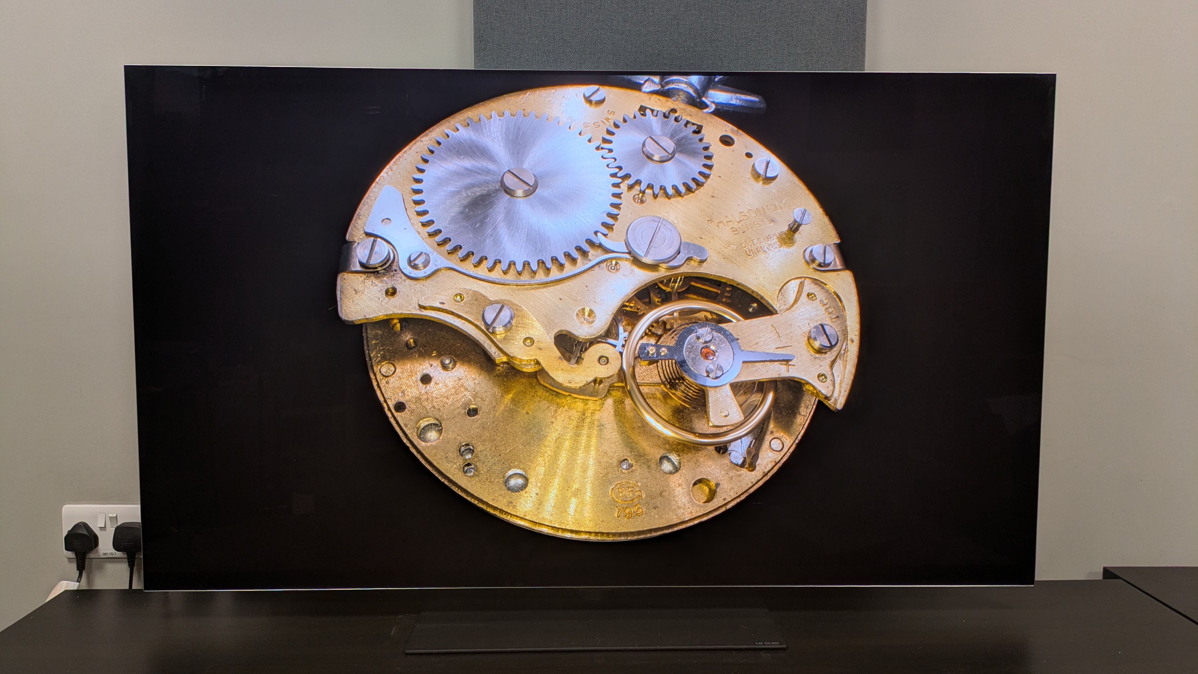 LG G5 showing gold pocket watch with peak brightness set to High