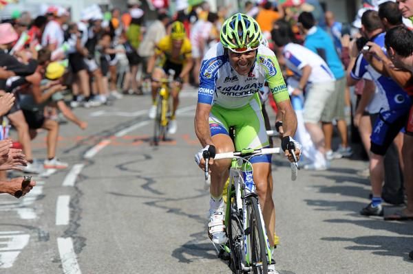 Ivan Basso tries to open up a gap on his rivals.