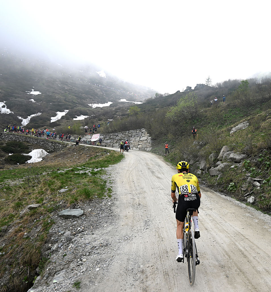 SESTRIERE VIALATTEA ITALY MAY 31 Simon Yates of Great Britain and Team Visma Lease a Bike attacks climbing to the Colle delle Finestre 2172m during the 108th Giro dItalia 2025 Stage 20 a 2053km stage from Verres to Sestriere Vialattea 2036m UCIWT on May 31 2025 in Sestriere Vialattea Italy Photo by Dario BelingheriGetty Images