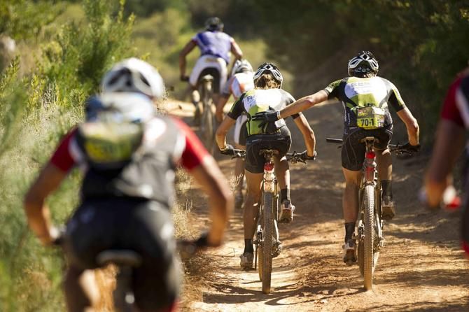 Erik Kleinhans lends a hand to his wife Ariane as they continue to lead the Mixed Category overall