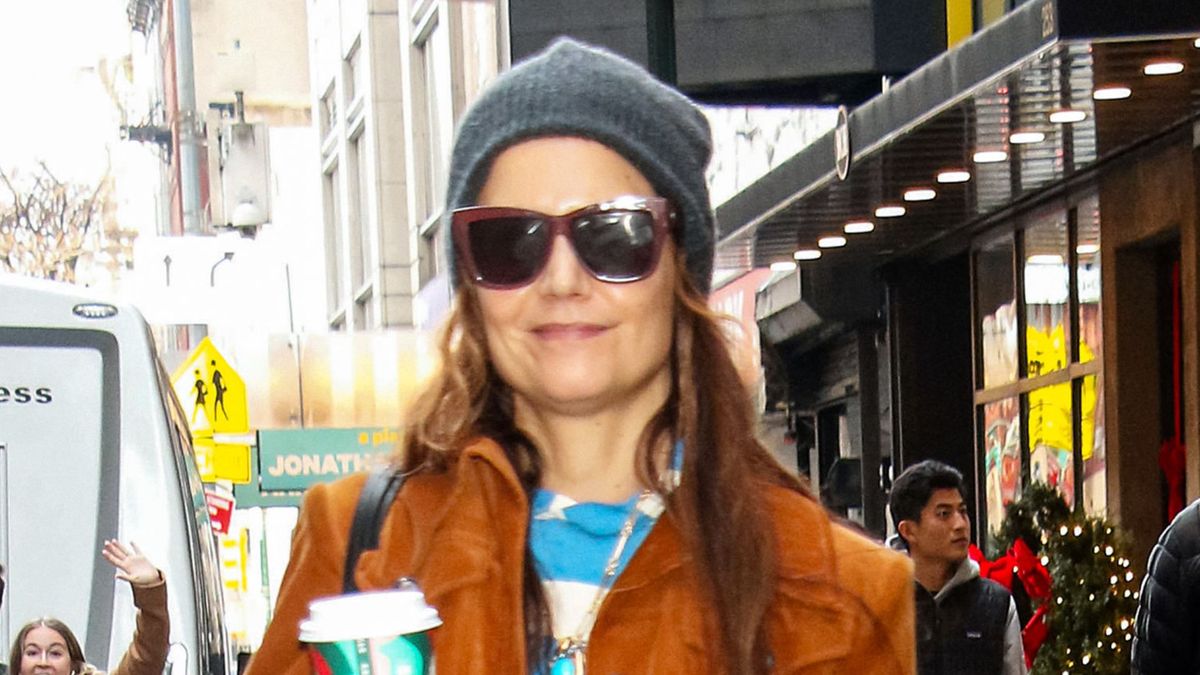 Le jean large et la veste orange brûlé de Katie Holmes constituent le look idéal pour une course au café du matin, confortable, décontracté et tellement chic.