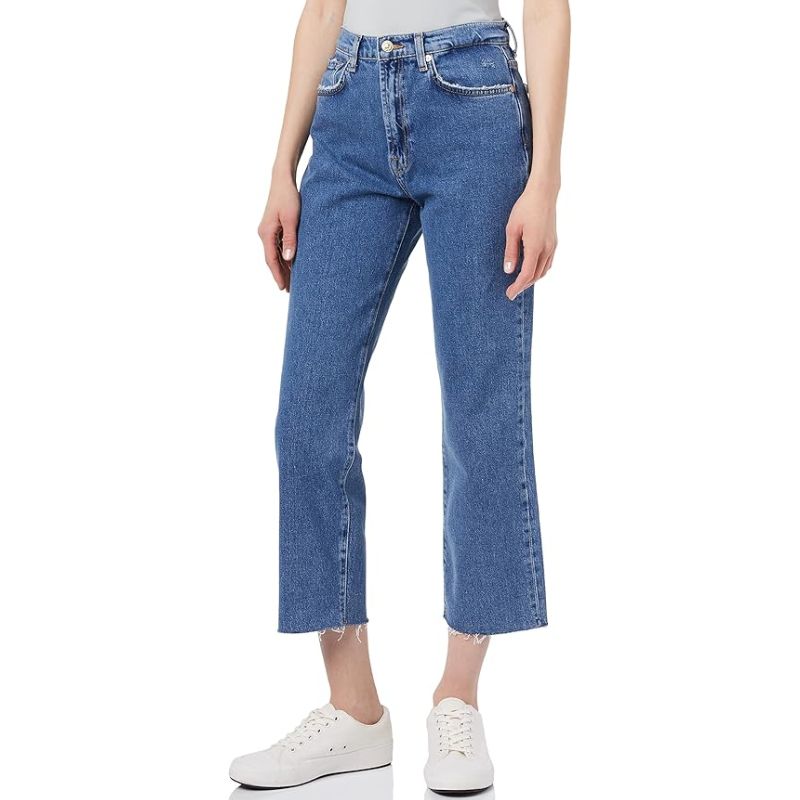 7 For All Mankind Women&#039;s Logan Stovepipe Jeans on model 