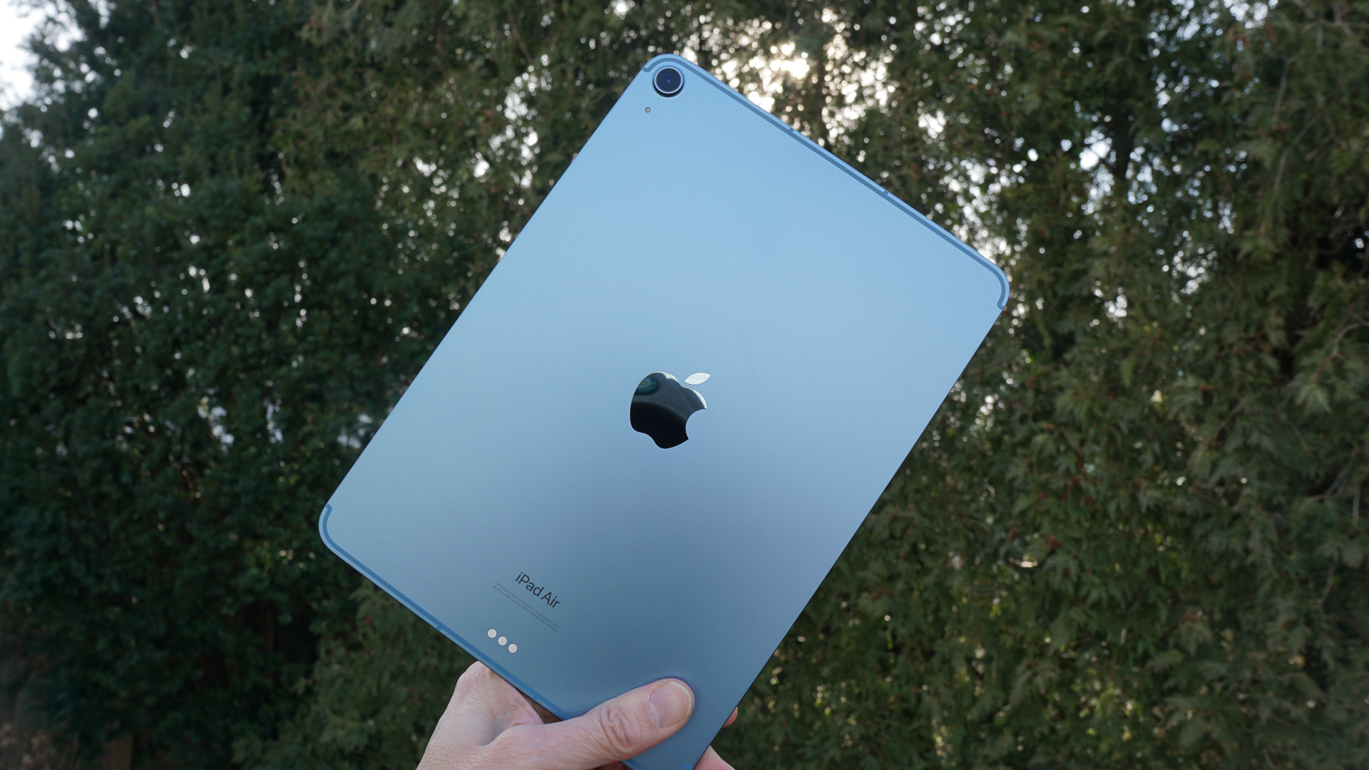 L'iPad Air 5 d'Apple dans une seule main