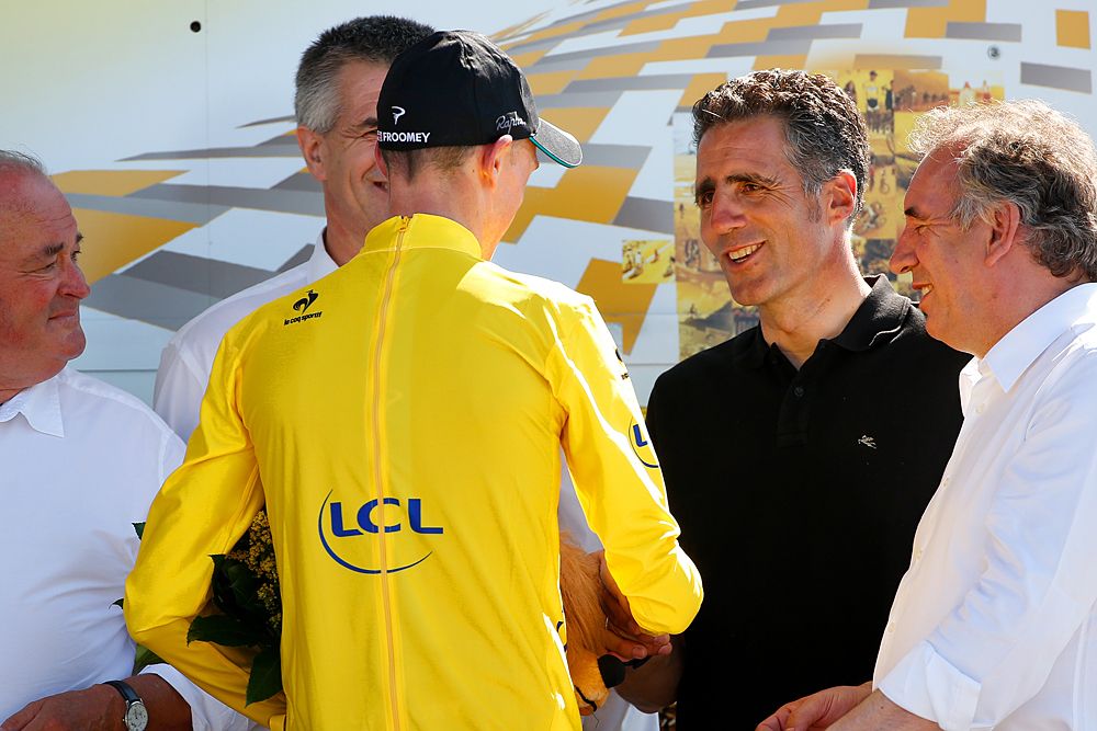 Chris Froome (Team Sky) shakes hands with Miguel Indurain
