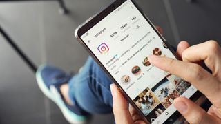 Eine Person nutzt Instagram auf ihrem Telefon