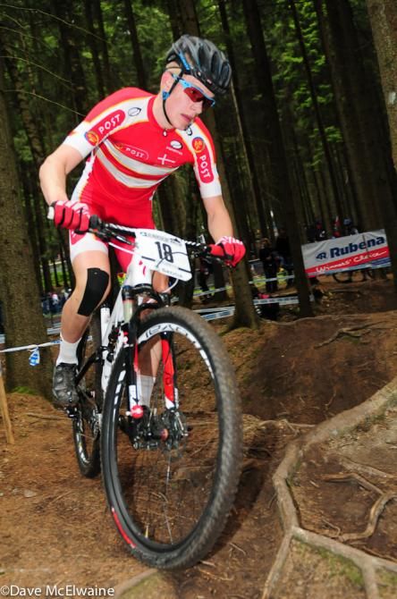 Neils Rasmussen (Denmark) dealing with massive roots in the pine forest