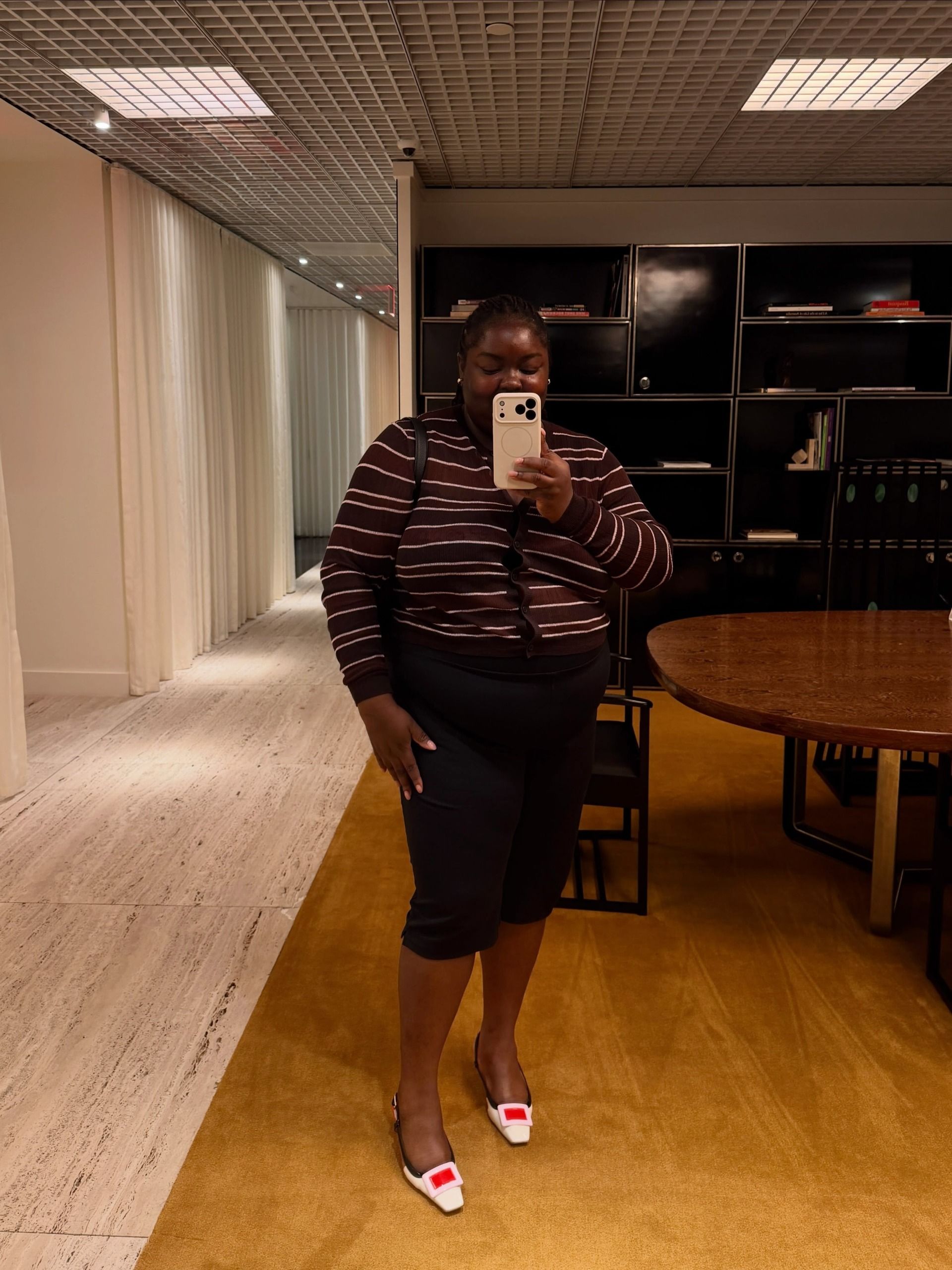 Woman wearing a fall outfit idea.