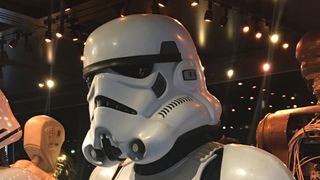 Star Wars -elokuvista tuttu Stormtrooper lähikuvassa