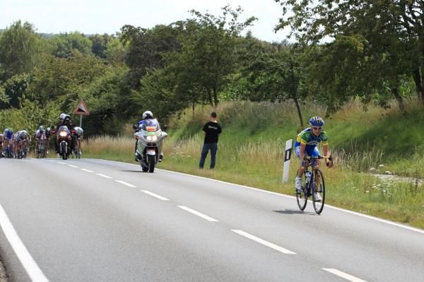 Linda Villumsen (AA Drink) attacked on a hill