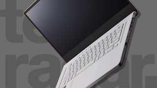 Un portátil gaming de Asus sobre un fondo gris