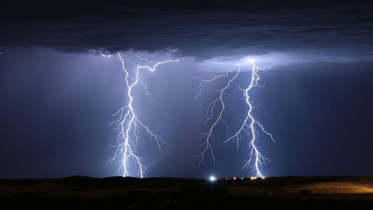 Man's Fishing Rod Goes Electric During Thunderstorm : r/woahdude