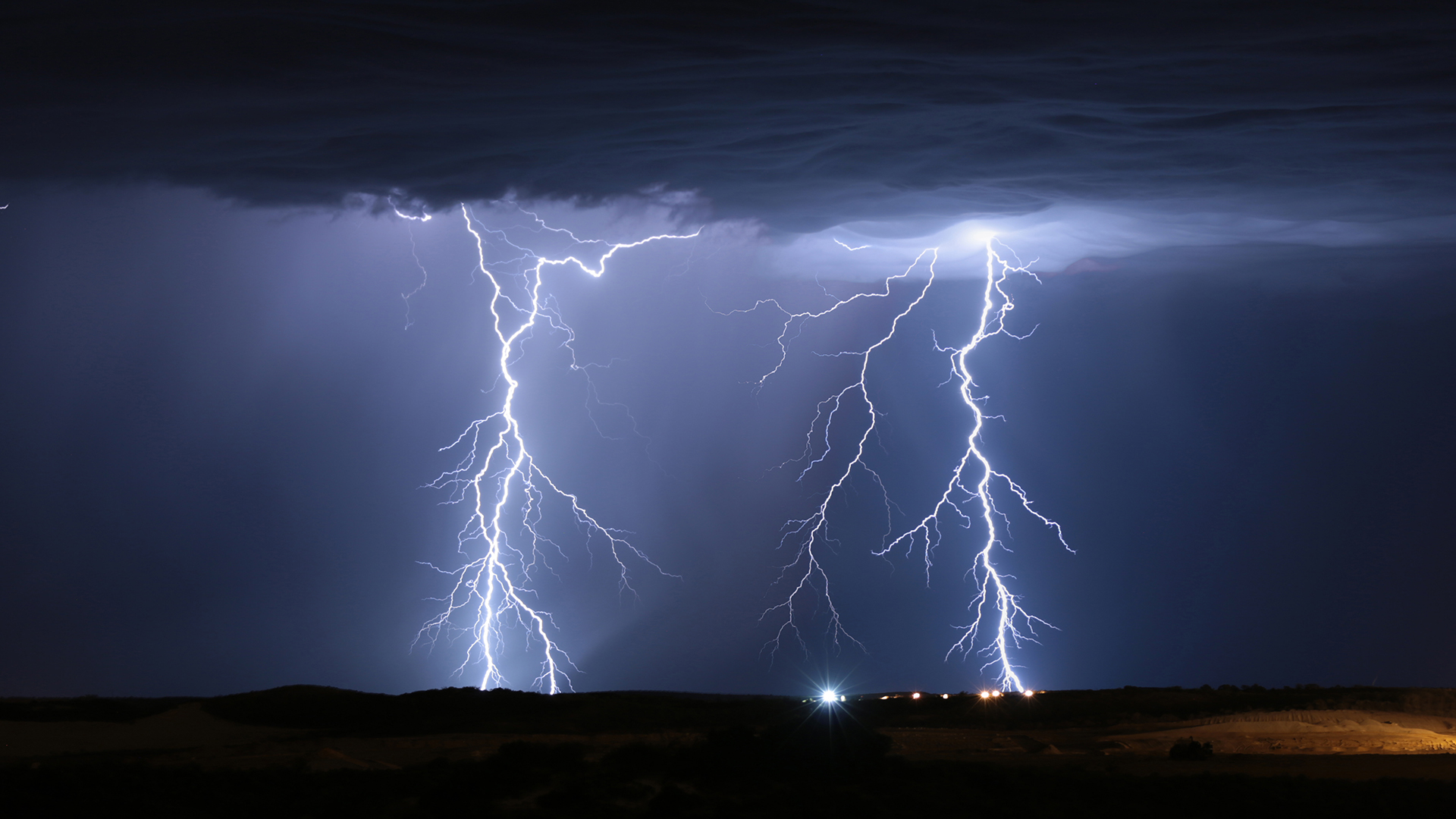 Superbolts' are real, and flash up to 1,000 times than regular lightning | Live Science