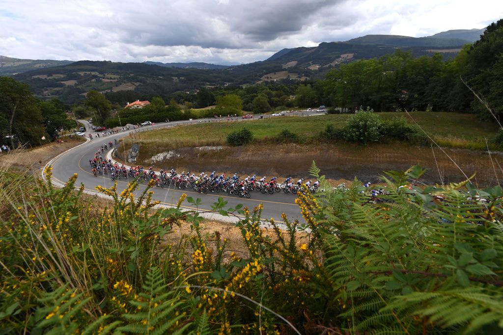 SAN MIGUEL DE AGUAYO SPAIN AUGUST 25 A general view of the peloton competing during the 77th Tour of Spain 2022 Stage 6 a 1812km stage from Bilbao to Ascensin al Pico Jano San Miguel de Aguayo 1131m LaVuelta22 WorldTour on August 25 2022 in Pico Jano San Miguel de Aguayo Spain Photo by Justin SetterfieldGetty Images