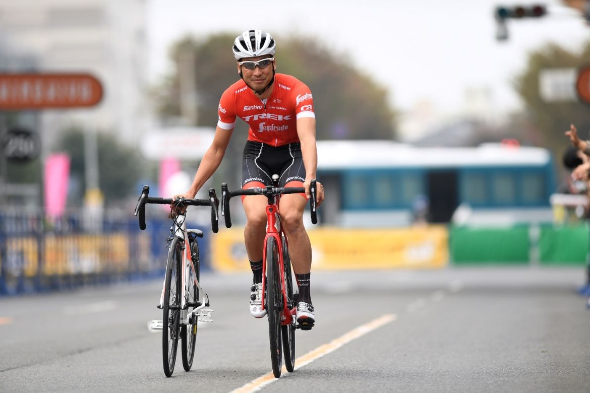 Fumiyuki Beppu rides along with another bike