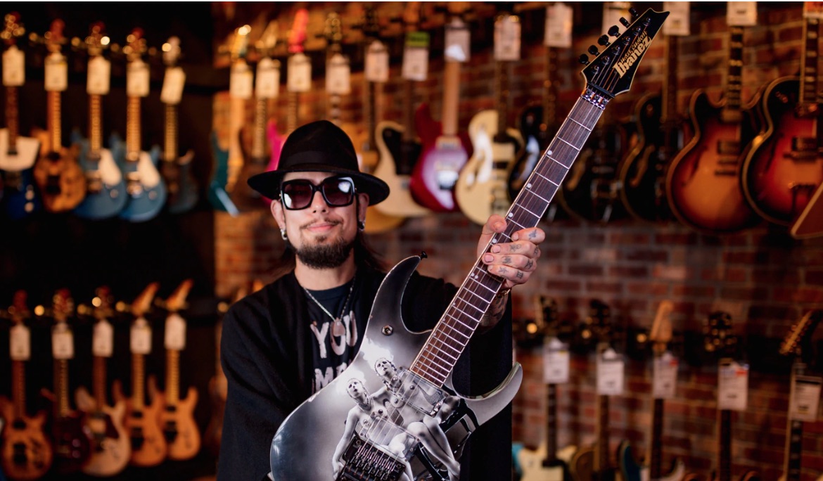 Dave Navarro Reunited With Custom Nothing S Shocking Ibanez 28 Years Later Guitar World