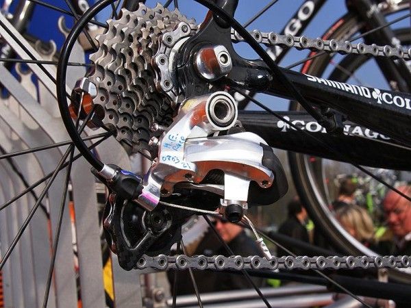 Styling-wise, the prototype rear derailleur looks to be mostly an evolution of the current version (the production one will most certainly use smoother-edged forged bits).