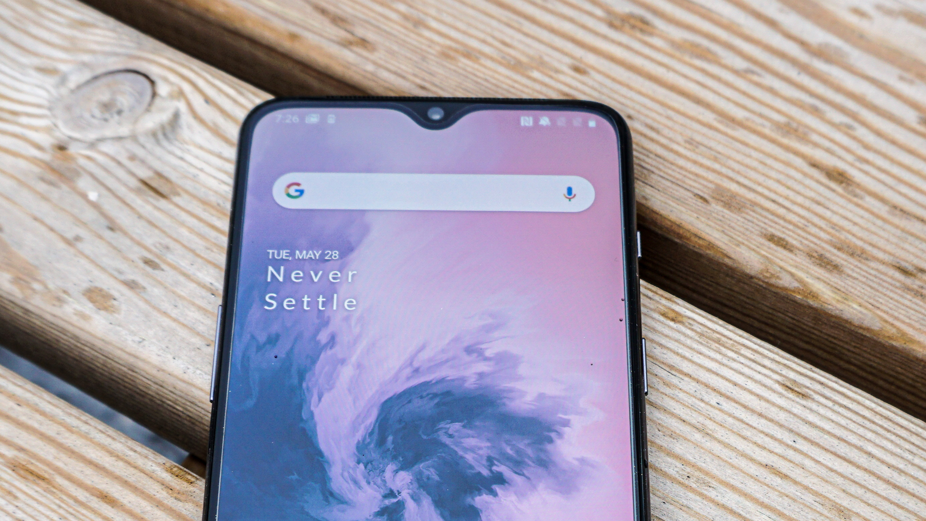 OnePlus 7:n pisaramainen näyttölovi.