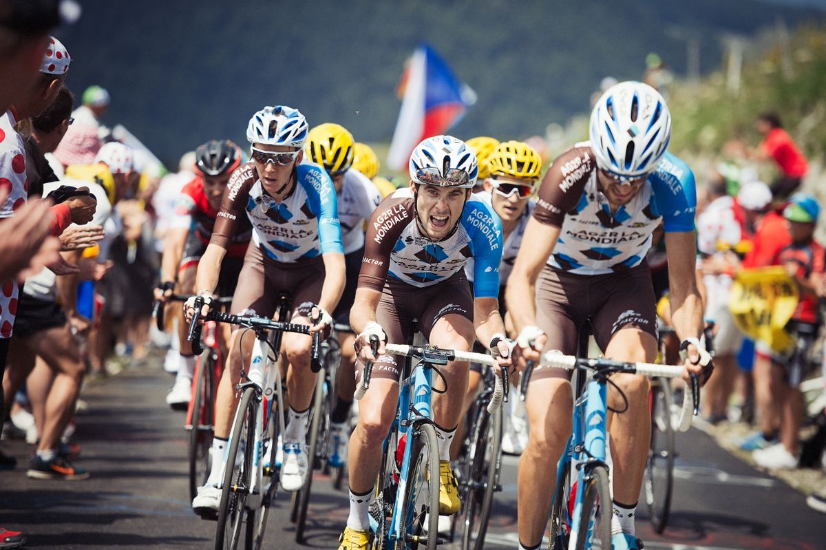Pierre Latour buries himself for teammate Romain Bardet during stage 9