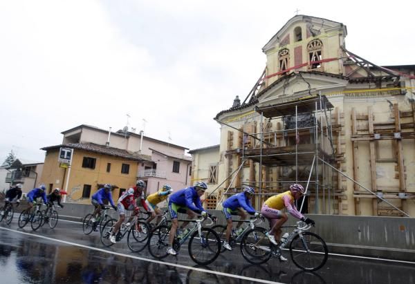 The pink jersey enters L'Aquila