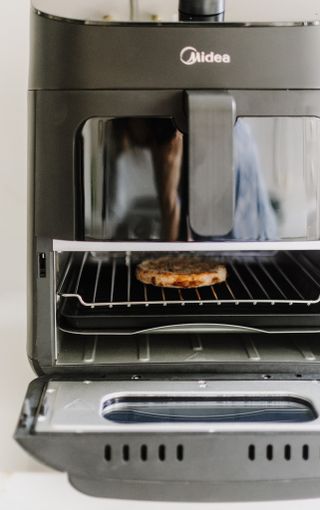 Making food in the midea two-zone air fryer