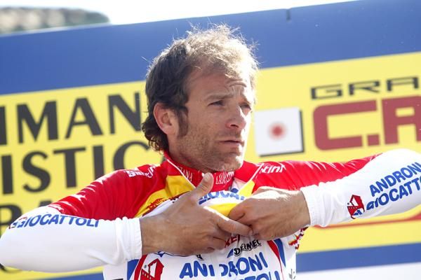 Michele Scarponi (Androni Giocattoli) pulls on the leader's jersey again.